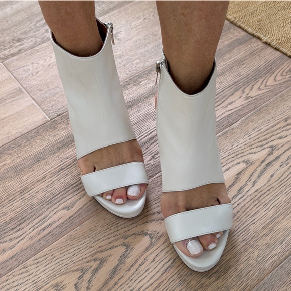 Neiman Marcus Shoes - Neiman Marcus NWT Bootie White leather sandal 🌈